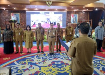 Tidak ada kutipan parkir bagi masyarakat yang ikut Nonton Bareng Semi Final Piala Asia U-23 Indonesia VS Uzbekistan, Senin (29/4/2024) malam di kawasan Kesawan, Kecamatan Medan Barat.  “Parkir gratis bagi masyarakat yang ikut Nonton Bareng Semi Final Piala Asia U-23 Indonesia VS Uzbekistan di kawasan Kesawan nanti malam. Kita akan langsung menindak tegas jika petugas yang kedapatan melakukan pengutipan biaya parkir,”  tegas Kepala Dinas Perhubungan Medan, Iswar Lubis, Senin (29/4/2024) di Medan.   Iswar mengatakan, pihaknya juga telah menyiapakan kantong-kantong parkir gratis bagi masyarakat yang ikut nonton bareng. Dia mengungkapkan, ini merupakan bentuk apresiasi Pemko Medan pada masyarakat yang mendukung acara nonton bareng ini.  “Semua area parkir saat nonton bareng gratis. Ini wujud apresiasi Pemko Medan pada masyarakat yang mendukung acara ini,” ungkapnya    Dia menambahkan, saat ini petugas telah menutup dan mengalihkan arus lalu lintas di kawasan Kesawan. Ruas jalan yang dialihkan antara lain Jalan Pemuda menuju Kesawan dialihkan ke Jalan Palang Merah, sedangkan yang ditutup Jalan Perdana, Ahmad Yani, dan Perniagaan.   “Langkah ini diambil untuk memberikan rasa nyaman dan aman bagi masyarakat yang ikut dalam nonton bareng,” ucapnya.   Kegiatan Nonton Bareng Semi Final Piala Asia U-23 Indonesia VS Uzbekistan ini digelar Pemko Medan. Acara ini digelar guna menampung tingginya animo masyarakat mendukung perjuangan Timnas U-23 pada pertandingan nanti malam.    Kepala Dinas Komunikasi dan Informatika Medan, Arrahmaan Pane mengatakan, Pemko Medan menyiapkan tiga videotron yang ditempatkan di kawasan Kesawan.   “Pak Wali Kota Medan, Bobby Nasution, mendukung keinginan warga Medan untuk nonton bareng Timnas U-23. Jadi kami diperintahkan untuk menyediakan titik nobar,” sebutnya seraya mengatakan, pihaknya telah berkoordinasi dengan MNC selaku pemegang hak siar.