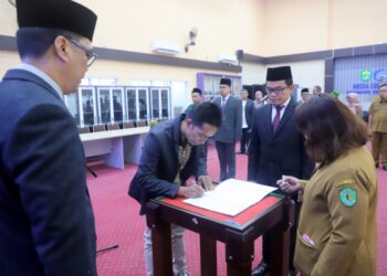 Faisal Lantik PAW Anggota KI dan KPID Kaltim
