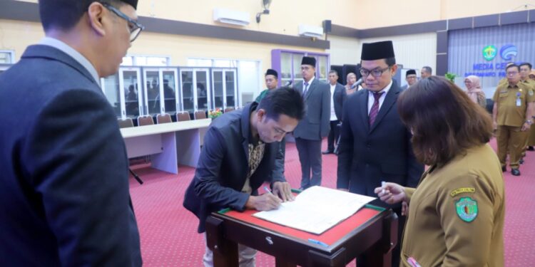 Faisal Lantik PAW Anggota KI dan KPID Kaltim
