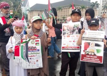 Ribuan Massa Perempuan Gelar Aksi Damai :Tolak Produk Pro Israel..!!